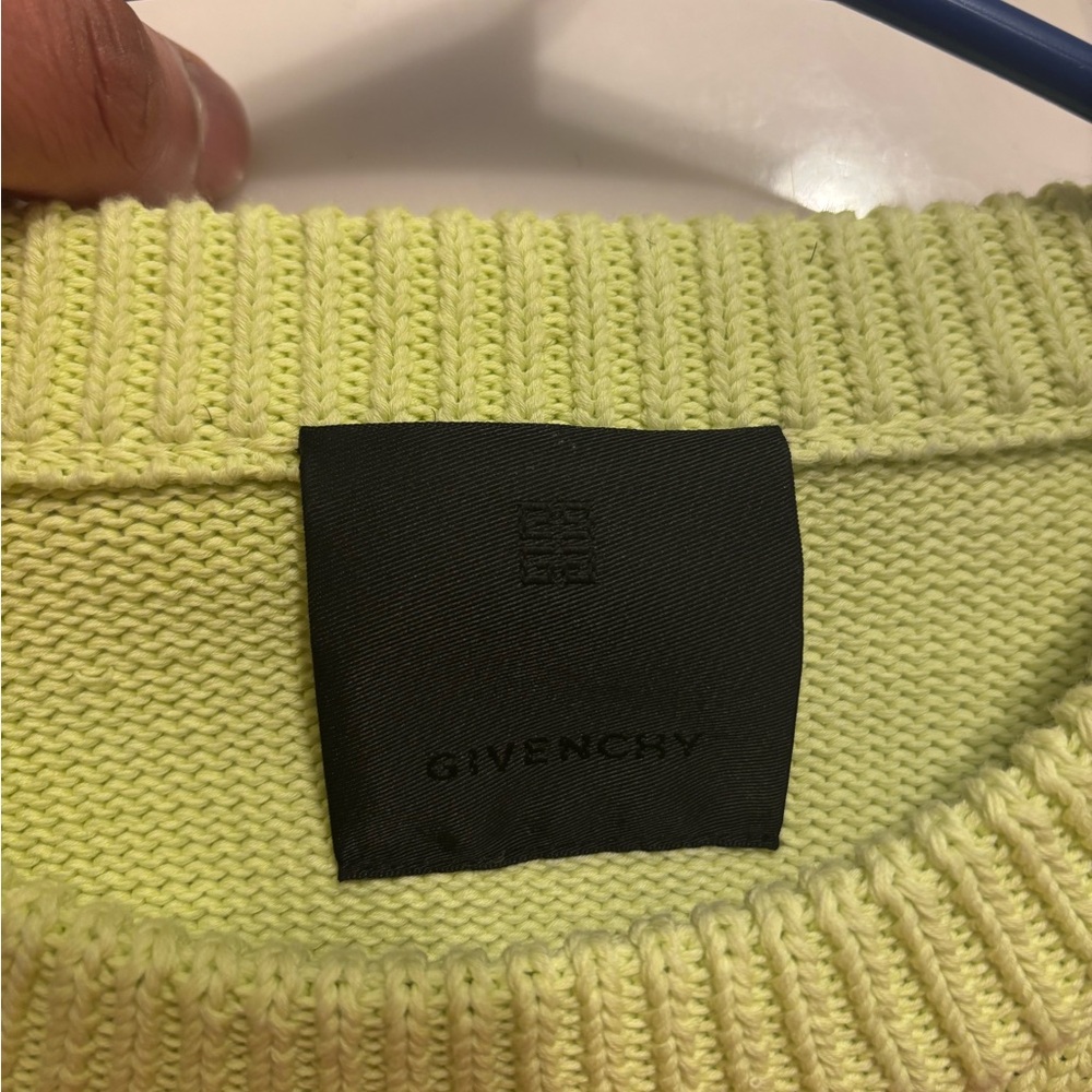 Givenchy sweater(MUST BUY)